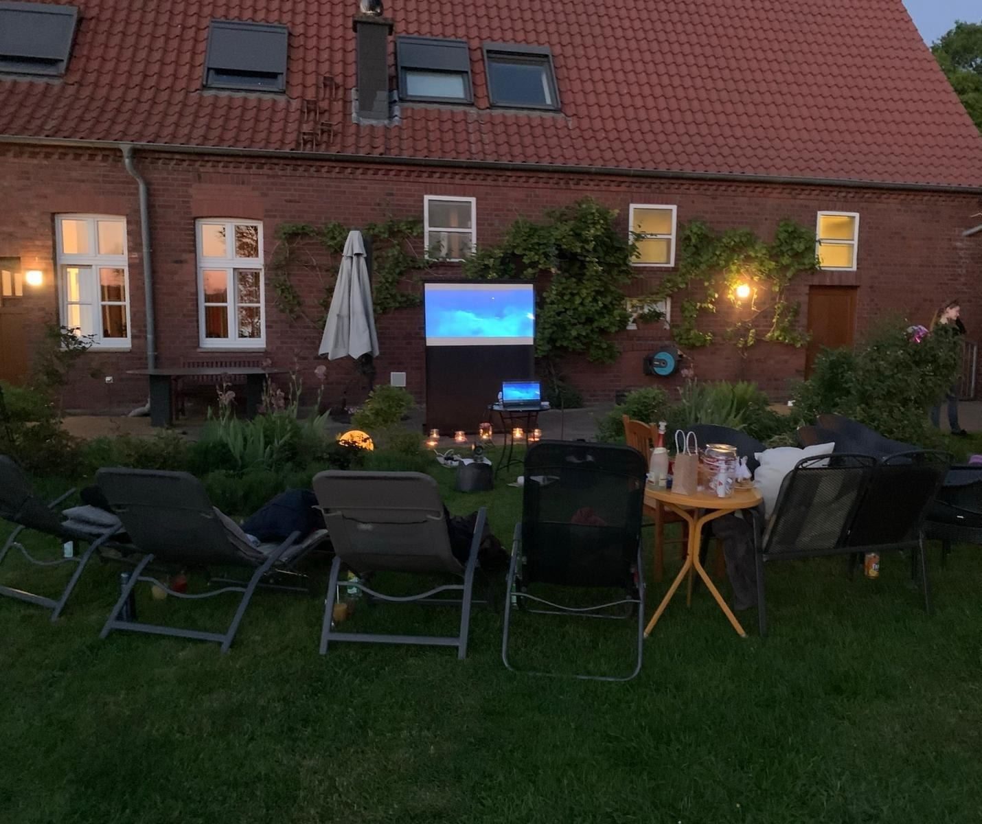 Beamer & Leinwand